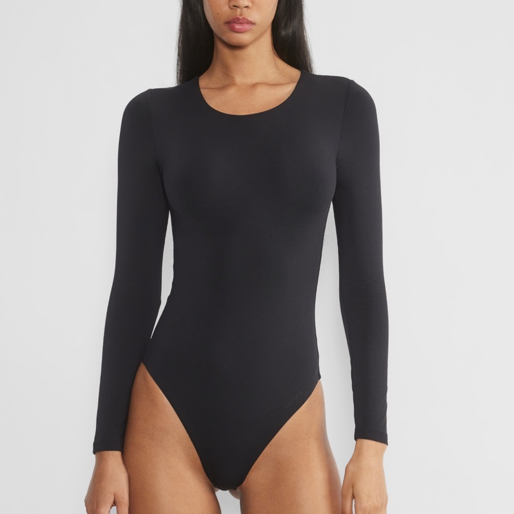 Aritzia Babaton Medium Contour Crew Longsleeve Bodysuit